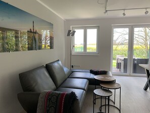 TV, fireplace - Beacon, apartment in "De Feerjenhusen" on the Haubarg of Vollerwiek (Vollerwiek)