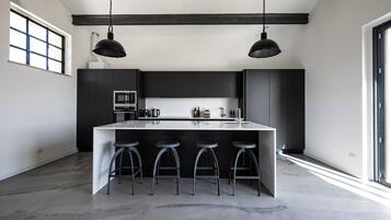 Réfrigérateur, micro-ondes, four, plaque de cuisson