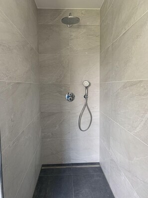 Shower, hair dryer, towels - Bird migration, holiday apartment in "De Feerjenhusen" on the Haubarg of Vollerwiek (Vollerwiek)