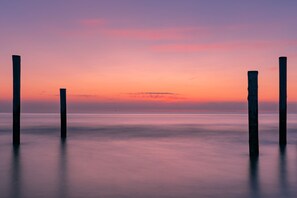 Beach nearby, sun-loungers - Evening silence, holiday apartment in "De Feerjenhusen" on the Haubarg of Vollerwiek (Vollerwiek)