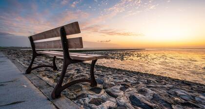 Ilta hiljaisuus, loma-asunto "De Feerjenhusenissa" Vollerwiekin Haubargissa