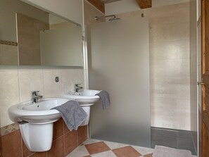 Een douche, een haardroger, handdoeken