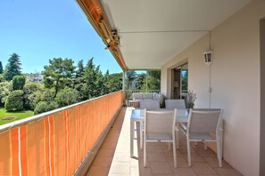 Outdoor dining - Modern Family Home 5 min to Beach +Pool +Garage.                                (Antibes)