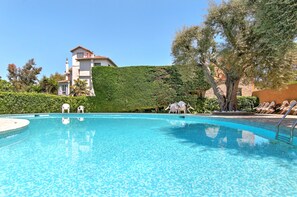 Een buitenzwembad en een verwarmd zwembad