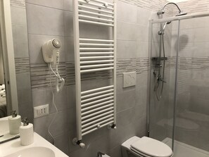 Shower, free toiletries, hair dryer, bidet