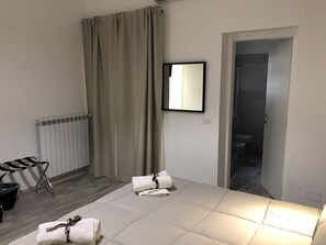 Triple Room | Free WiFi, bed sheets - La Maison (Acquaviva delle Fonti)