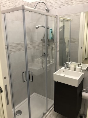 Dutxa, articles de tocador gratuïts, assecador de cabells i bidet