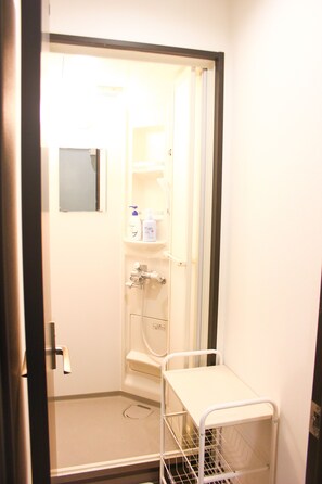 Bathroom shower - kawa DOCK - Hostel (Nagoya)