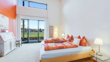 3 bedrooms, desk, iron/ironing board, travel crib