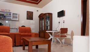 TV - The Orange theory cosy I bedroom apartment  3 min walk to the U.S Embassy (Kacyiru)