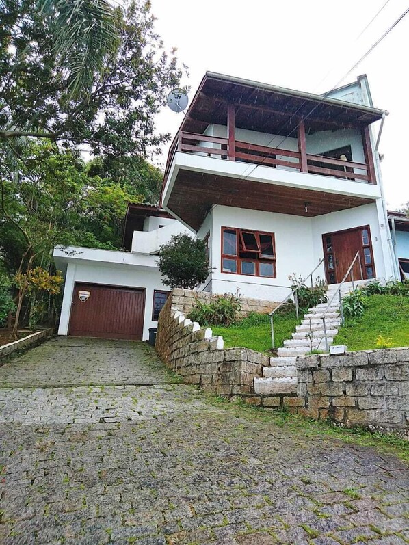 Vista frontal de la propiedad