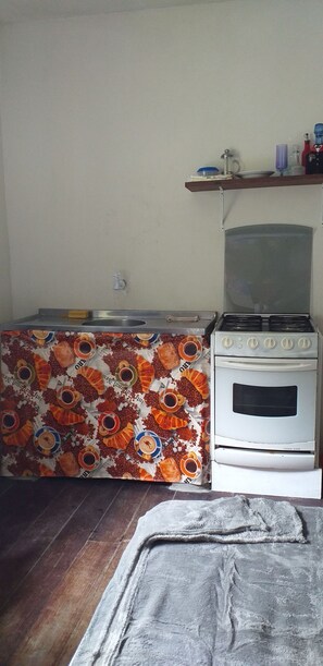 Quarto quádruplo básico | Cozinha privada | Geladeira, fogão, cooktop, torradeira