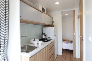 Een minikoelkast, een microgolfoven, een kookplaat