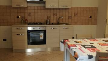 Kühlschrank, Ofen, Herdplatte, Wasserkocher mit Kaffee-/Teezubehör