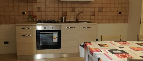 Fridge, oven, stovetop, coffee/tea maker