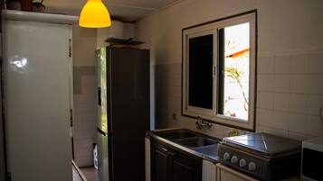 Een koelkast, een magnetron, een koffiezetapparaat/waterkoker