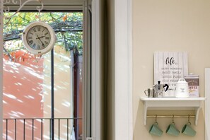 Enjoy a warm and inviting space with a vintage touch, complete with a coffee station and a peaceful view.