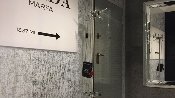 A modern bathroom with a glass shower enclosure, a bench, and a sign indicating the location of Prada Marfa at 1837 MI. - Apartment Piękna4U 116 m2 (Śródmieście)