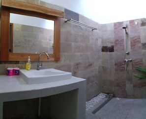 Superior Double Room | Bathroom | Shower, free toiletries, towels - Rumah Amel (Gili Air)