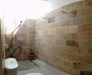 Kamar Double Superior | Kamar mandi | Shower, perlengkapan mandi gratis,  dan handuk