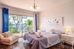 4 bedrooms, desk, iron/ironing board, travel cot - Bell Punt  House for 6 only 10 meters to the sea in Alcudia (Alcúdia)