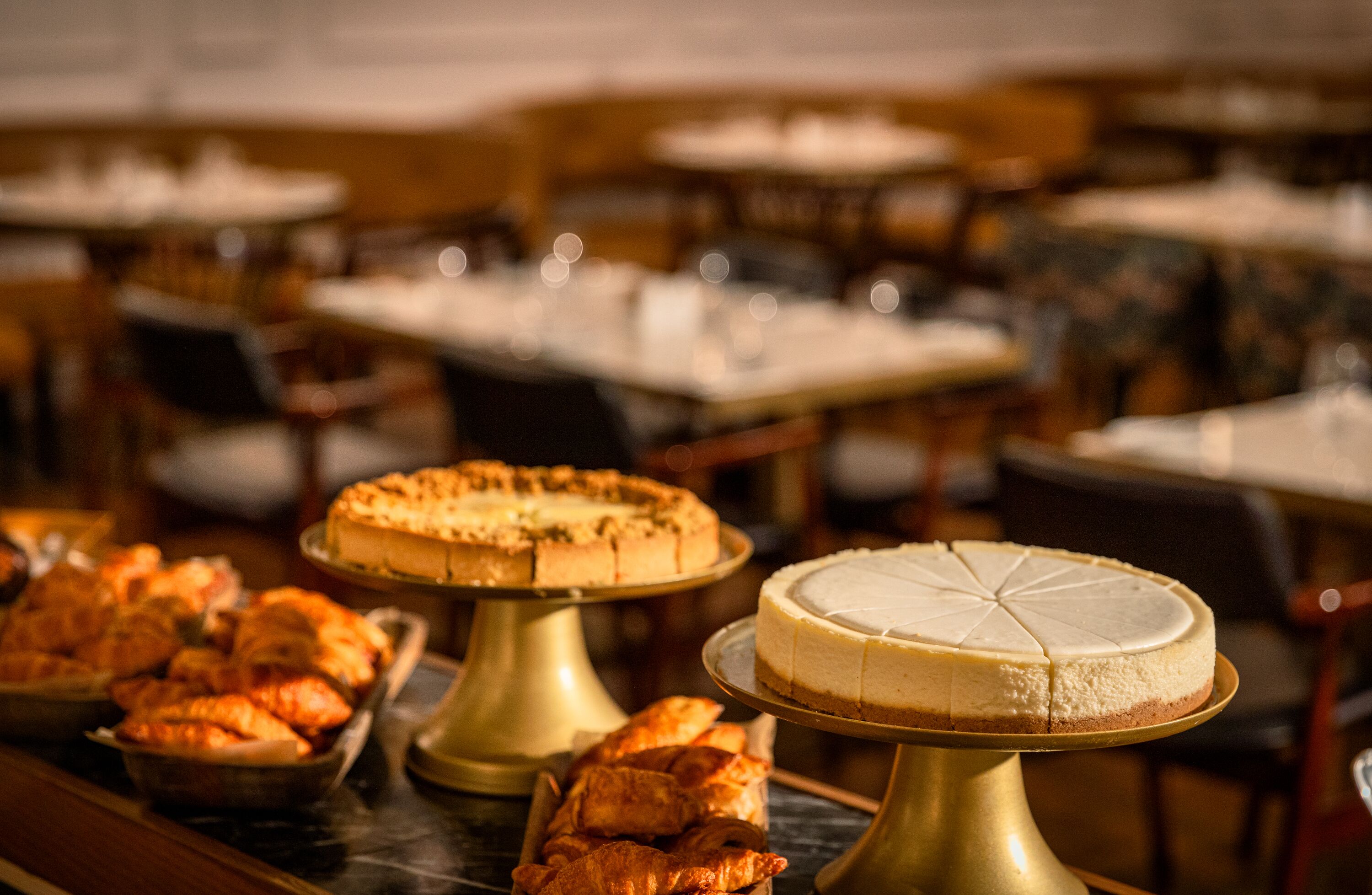 Una mesa de buffet con diversos postres y pasteles.