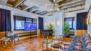 Brown Suite | Area keluarga | Smart TV 36-inci dengan saluran TV premium, TV, dan film berbayar