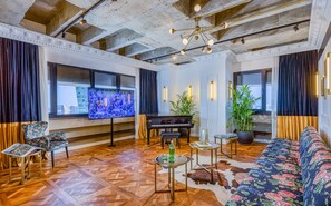 Brown Suite | 起居区 | 36-英寸智能电视（配备收费电视频道）、电视、收费电影