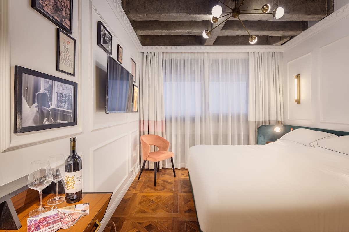 Egyptian cotton sheets, premium bedding, minibar, in-room safe