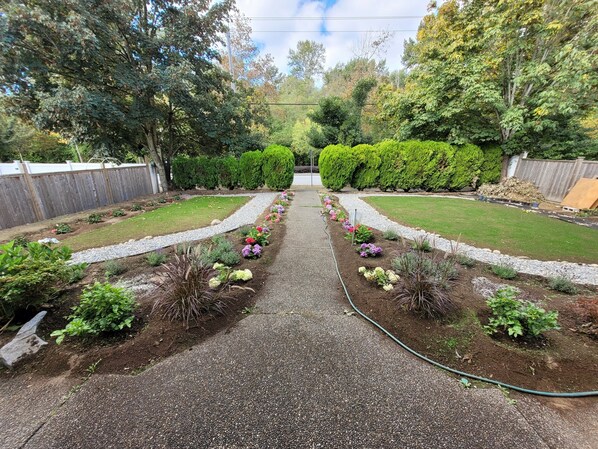 Property grounds - Thien May Guest House. Up to 6 guests (Surrey)