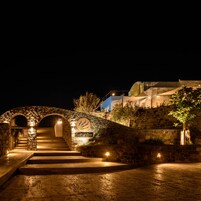 Fachada de la propiedad por la tarde o noche