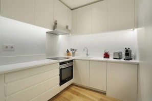 Kühlschrank, Mikrowelle, Herdplatte, Geschirrspüler