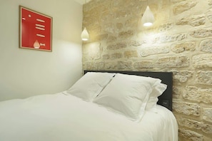 3 habitaciones, tabla de planchar con plancha, wifi y ropa de cama 
