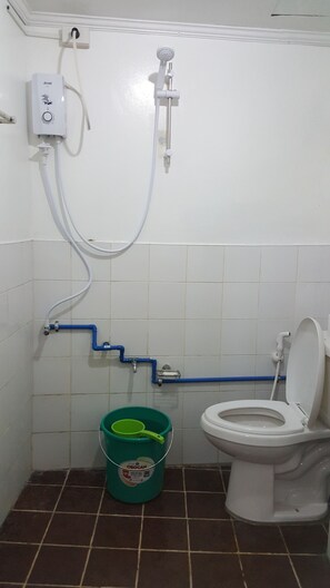 Serviettes fournies, papier toilette