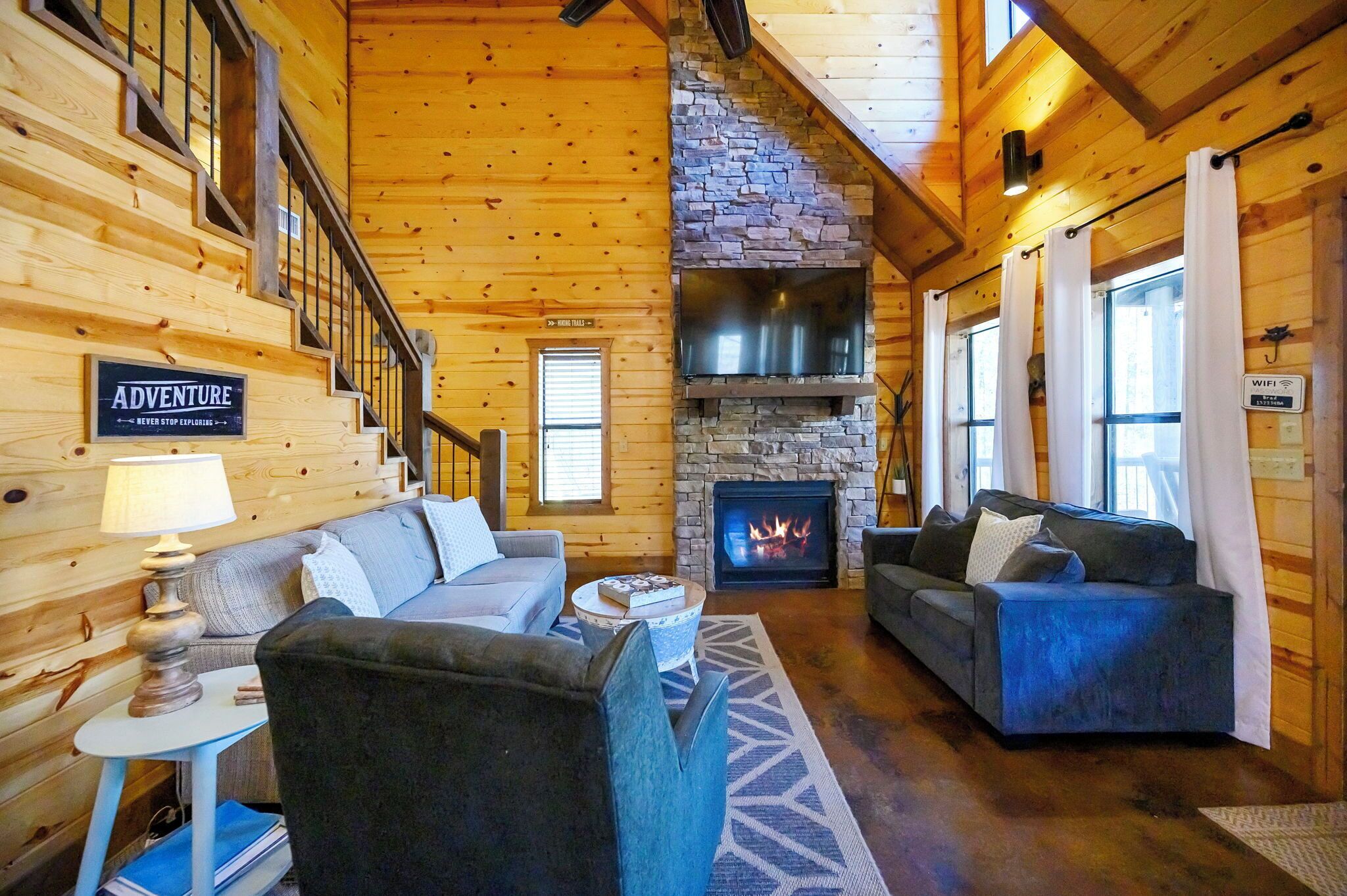 Een smart-tv, een open haard, videogames en een dvd-speler