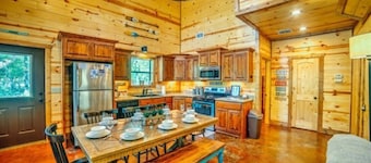 Second Wind Luxury Cabin, Hot Tub 💦, Arcade 🕹️, Indoor & Outdoor 🔥 place/pit
