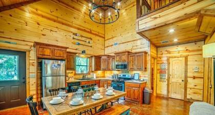 Second Wind Luxury Cabin, Hot Tub 💦, Arcade 🕹️, Indoor & Outdoor 🔥 place/pit
