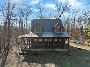 Exterior - Second Wind Luxury Cabin, Hot Tub 💦, Arcade 🕹️, Indoor & Outdoor 🔥 place/pit (Broken Bow)