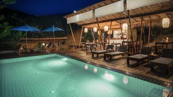 Piscina externa, funciona das 8h às 19h, guarda-sóis, espreguiçadeiras