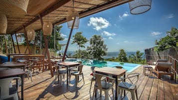 Se sirven desayunos; con vista a la alberca