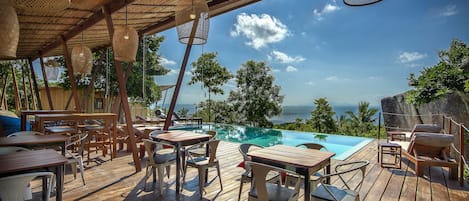 Petit-déjeuner servi sur place, vue sur la piscine 