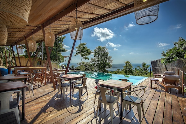 Se sirven desayunos, junto a la piscina