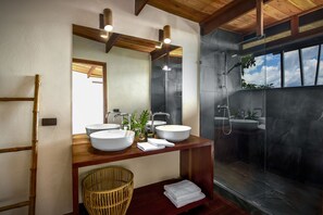 Ecolodge Suite | 浴室 | 淋浴設備、淋浴花灑、免費盥洗用品、吹風機