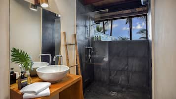 Ecolodge Sea View | Bathroom | Shower, rainfall showerhead, free toiletries, hair dryer