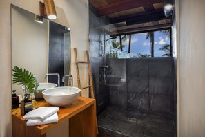 Ecolodge Sea View | Badeværelse | Bruser, brusehoved med spredningseffekt, gratis toiletartikler