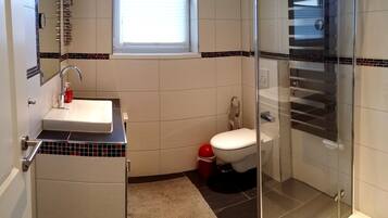 Douche, savon, papier toilette