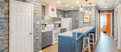 Kylskåp, mikrovågsugn, ugn och spishäll