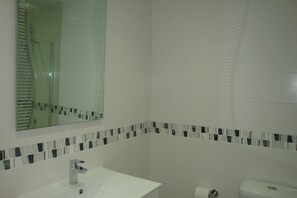 Douche, sèche-cheveux, serviettes fournies, papier toilette