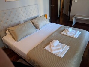 Camera familiare, bagno privato (Terra) | 2 camere, Wi-Fi gratuito, lenzuola