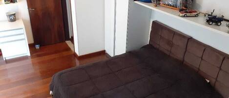 1 dormitorio, tabla de planchar con plancha, wifi y ropa de cama